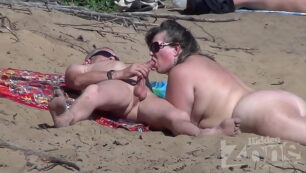 Fellation sur une plage nudiste